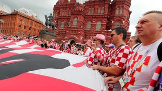 Hrvatski navijači u centru Moskve razvili divovsku zastavu Hrvatski navijači u centru Moskve razvili divovsku zastavu