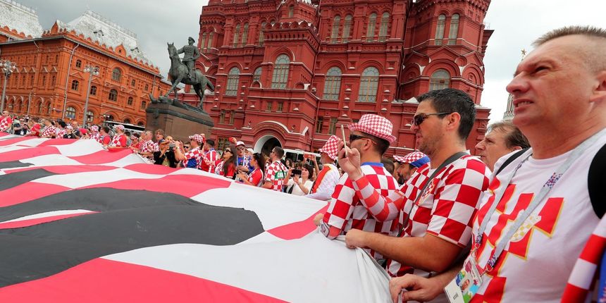 Hrvatski navijači u centru Moskve razvili divovsku zastavu