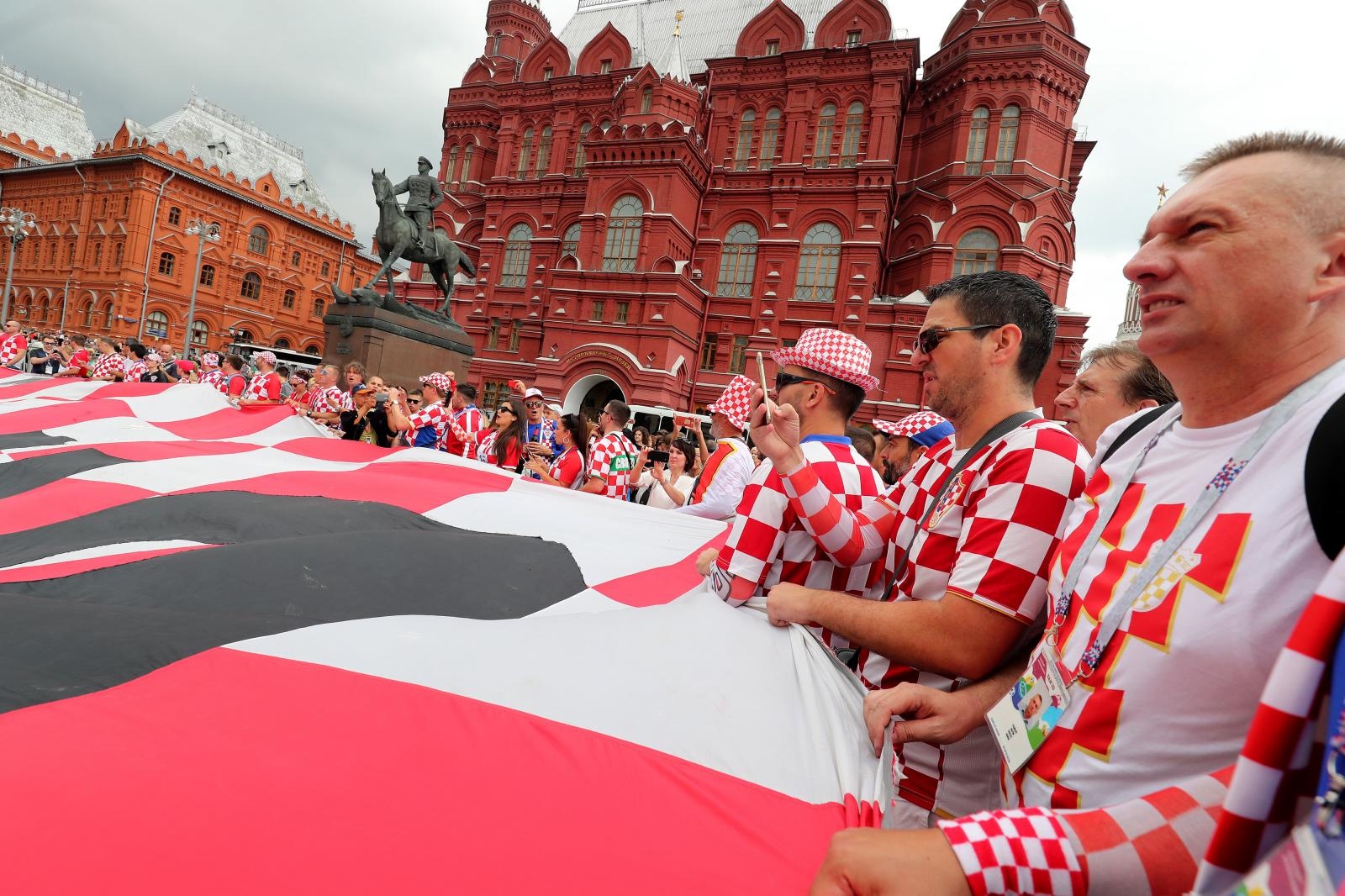 Hrvatski navijači u centru Moskve razvili divovsku zastavu Hrvatski navijači u centru Moskve razvili divovsku zastavu