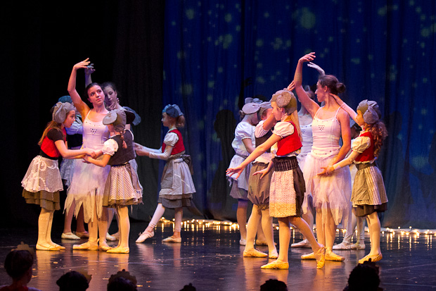 Plesna čestitka Zadarskog plesnog ansambla, Foto: Leo Banić Plesna čestitka Zadarskog plesnog ansambla, Foto: Leo Banić