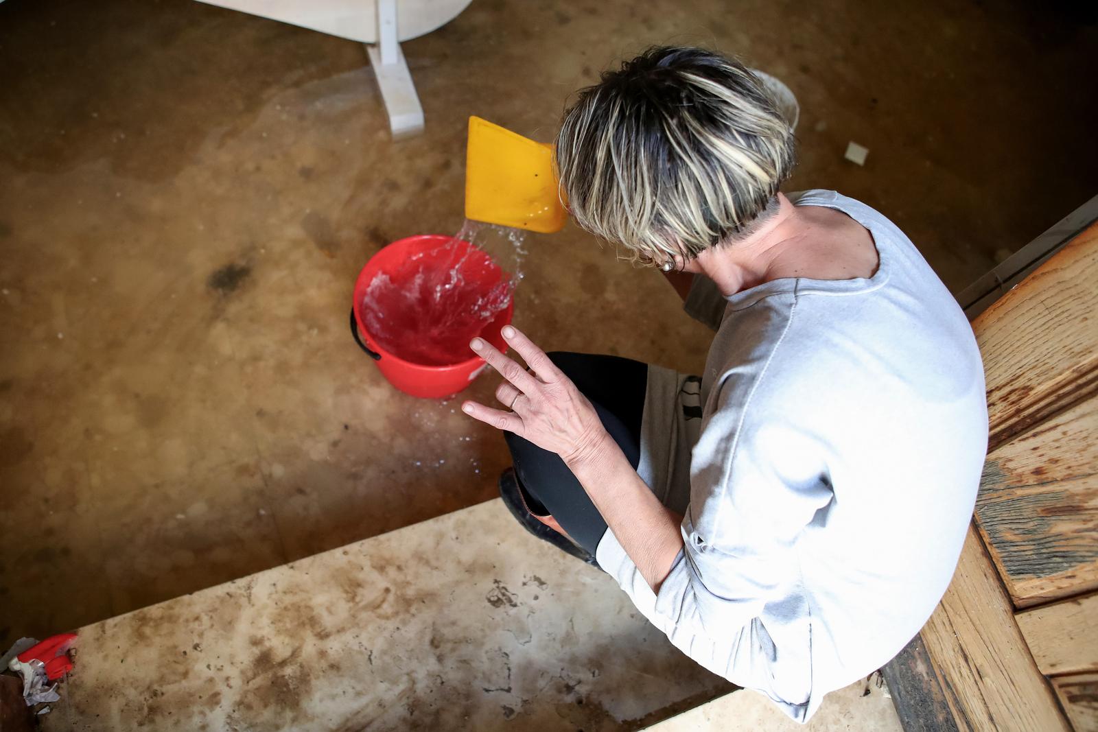 Obrovac: Poplava se polako povlači, stanovnici spašavaju stvari iz domova