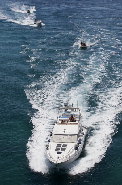 Zadar, 040711.
Pomorski promet ispod mosta u Zdrelcu vrlo je intenzivan za vrijeme ljetnih mjeseci. Prolaz imedju otoka Ugljana i Pasmana najblizi je put zadarskog podrucja prema Kornatima i otocima zadarskog arhipelaga.
Na slici: brodovi slikani s mosta Zadar, 040711.
Pomorski promet ispod mosta u Zdrelcu vrlo je intenzivan za vrijeme ljetnih mjeseci. Prolaz imedju otoka Ugljana i Pasmana najblizi je put zadarskog podrucja prema Kornatima i otocima zadarskog arhipelaga.
Na slici: brodovi slikani s mosta