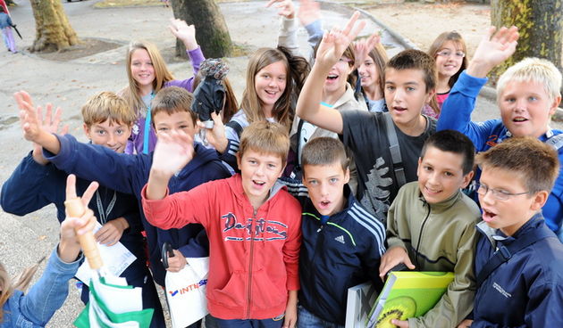 Zadar, 060910.
Danas 6. rujna pocela je skola. 
Na fotografiji: djeca ispred osnovne skole Petar Preradovic.
Foto: Andrija Lucic / CROPIX