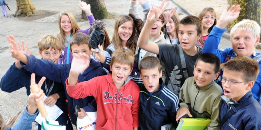 Zadar, 060910.
Danas 6. rujna pocela je skola.
Na fotografiji: djeca ispred osnovne skole Petar Preradovic.
Foto: Andrija Lucic / CROPIX Zadar, 060910.
Danas 6. rujna pocela je skola.
Na fotografiji: djeca ispred osnovne skole Petar Preradovic.
Foto: Andrija Lucic / CROPIX