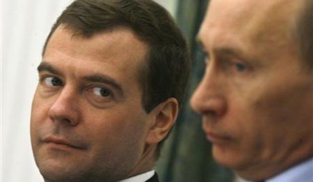 Medvedev i Putin (Foto: Reuters)