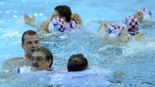 London, 120812.
Vaterpolo Arena.
Hrvatska muska vaterpolo reprezentacija igra finalnu utakmicu protiv Italije tijekom Olimpijskih Igara u Londonu.
Na fotografiji: Hrvatska je osvojila zlatnu medalju.
Foto: Drago Sopta / CROPIX London, 120812.
Vaterpolo Arena.
Hrvatska muska vaterpolo reprezentacija igra finalnu utakmicu protiv Italije tijekom Olimpijskih Igara u Londonu.
Na fotografiji: Hrvatska je osvojila zlatnu medalju.
Foto: Drago Sopta / CROPIX