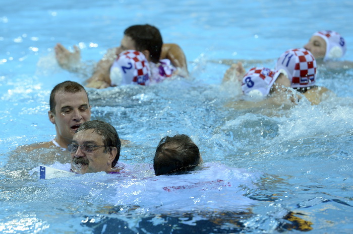 London, 120812.
Vaterpolo Arena.
Hrvatska muska vaterpolo reprezentacija igra finalnu utakmicu protiv Italije tijekom Olimpijskih Igara u Londonu.
Na fotografiji: Hrvatska je osvojila zlatnu medalju.
Foto: Drago Sopta / CROPIX London, 120812.
Vaterpolo Arena.
Hrvatska muska vaterpolo reprezentacija igra finalnu utakmicu protiv Italije tijekom Olimpijskih Igara u Londonu.
Na fotografiji: Hrvatska je osvojila zlatnu medalju.
Foto: Drago Sopta / CROPIX