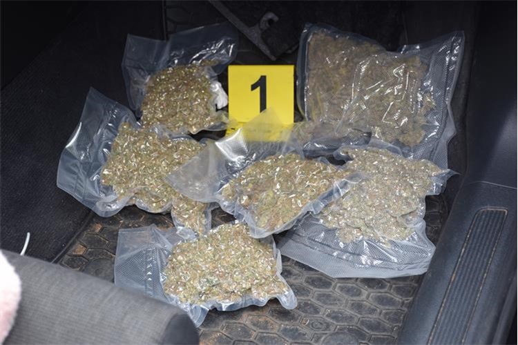 Na Krku pronađena četiri ilegalna laboratorija za uzgoj kanabisa, pritvoreno troje osumnjičenika Na Krku pronađena četiri ilegalna laboratorija za uzgoj kanabisa, pritvoreno troje osumnjičenika