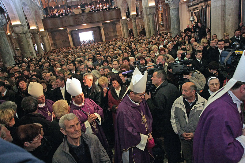 Posljednji ispraćaj nadbiskupa Ivana Prenđe (foto: Marin Gospić)