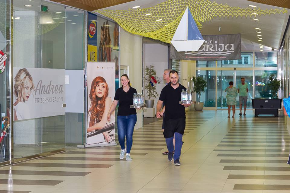 Tomislav Bralić i klapa Intrade na rođendanskoj proslavi Bure centra Tomislav Bralić i klapa Intrade na rođendanskoj proslavi Bure centra