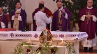 Kistanje: Zadarski nadbiskup Želimir Puljić blagoslovio relikvije sv. Nikole. Foto: Hrvoje Jelavić/PIXSELL Kistanje: Zadarski nadbiskup Želimir Puljić blagoslovio relikvije sv. Nikole. Foto: Hrvoje Jelavić/PIXSELL