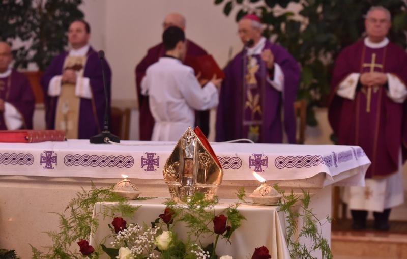 Kistanje: Zadarski nadbiskup Želimir Puljić blagoslovio relikvije sv. Nikole. Foto: Hrvoje Jelavić/PIXSELL Kistanje: Zadarski nadbiskup Želimir Puljić blagoslovio relikvije sv. Nikole. Foto: Hrvoje Jelavić/PIXSELL