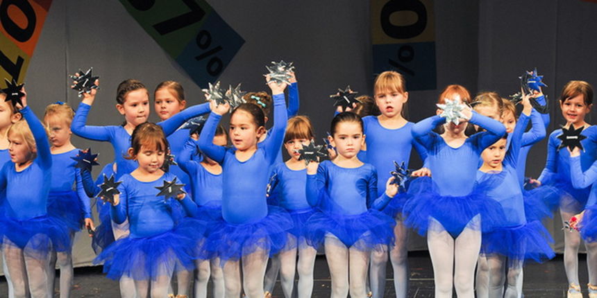 Plesna udruga Gesta: Božićni šoping u SuperOvoj, Foto: Željko Karavida