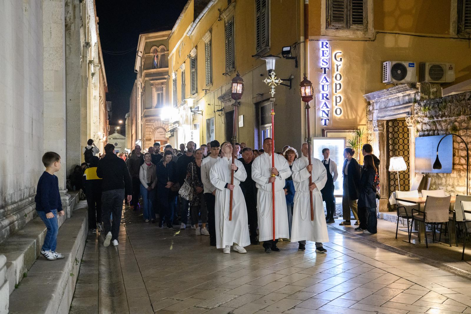 Nadbiskup Zgrablić predvodio Službu Muke Gospodnje u katedrali sv. Stošije Nadbiskup Zgrablić predvodio Službu Muke Gospodnje u katedrali sv. Stošije