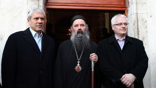 Krupa, 251110.
Boris Tadic i Ivo Josipovic posjetili su manastir Krupa.
Na slici: Josipovic i Tadic sa episkopom dalmatinskim Fotije.
Foto: Vladimir Ivanov / CROPIX Krupa, 251110.
Boris Tadic i Ivo Josipovic posjetili su manastir Krupa.
Na slici: Josipovic i Tadic sa episkopom dalmatinskim Fotije.
Foto: Vladimir Ivanov / CROPIX