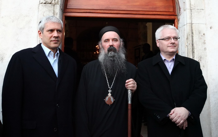 Krupa, 251110.
Boris Tadic i Ivo Josipovic posjetili su manastir Krupa.
Na slici: Josipovic i Tadic sa episkopom dalmatinskim Fotije.
Foto: Vladimir Ivanov / CROPIX Krupa, 251110.
Boris Tadic i Ivo Josipovic posjetili su manastir Krupa.
Na slici: Josipovic i Tadic sa episkopom dalmatinskim Fotije.
Foto: Vladimir Ivanov / CROPIX
