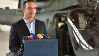 Predsjednica Grabar-Kitarović na predstavljanju novih helikoptera Kiowa Warriors u 93. Zrakoplovnoj bazi u Zemuniku. Photo: Dino Stanin/PIXSELL Predsjednica Grabar-Kitarović na predstavljanju novih helikoptera Kiowa Warriors u 93. Zrakoplovnoj bazi u Zemuniku. Photo: Dino Stanin/PIXSELL