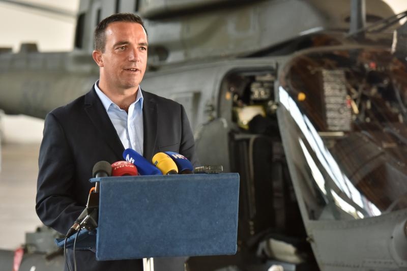 Predsjednica Grabar-Kitarović na predstavljanju novih helikoptera Kiowa Warriors u 93. Zrakoplovnoj bazi u Zemuniku. Photo: Dino Stanin/PIXSELL Predsjednica Grabar-Kitarović na predstavljanju novih helikoptera Kiowa Warriors u 93. Zrakoplovnoj bazi u Zemuniku. Photo: Dino Stanin/PIXSELL