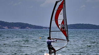Kiteri i surferi uživali u jakom jugu