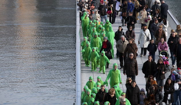 Zadar, 080213. 
Poluotok. Maskirana povorka pod nazivom Karnevalic 057 krenula je sa Branimirove obale, preko mosta, Trga, Kalelarge sve do Arsenala. U Clubu Arsenal ceka ih zabavni program uz pjesmu, ples i predstavljanje maski. 
Foto: Jure Miskovic / CR