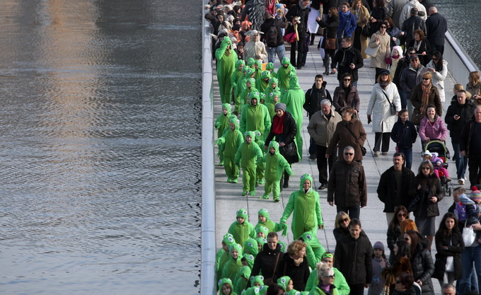Zadar, 080213.
Poluotok. Maskirana povorka pod nazivom Karnevalic 057 krenula je sa Branimirove obale, preko mosta, Trga, Kalelarge sve do Arsenala. U Clubu Arsenal ceka ih zabavni program uz pjesmu, ples i predstavljanje maski.
Foto: Jure Miskovic / CR Zadar, 080213.
Poluotok. Maskirana povorka pod nazivom Karnevalic 057 krenula je sa Branimirove obale, preko mosta, Trga, Kalelarge sve do Arsenala. U Clubu Arsenal ceka ih zabavni program uz pjesmu, ples i predstavljanje maski.
Foto: Jure Miskovic / CR