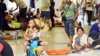 Izbjeglice i imigranti na željezničkom kolodvoru Keleti ulicama Budimpešte, Photo: Marko Jurinec/PIXSELL Izbjeglice i imigranti na željezničkom kolodvoru Keleti ulicama Budimpešte, Photo: Marko Jurinec/PIXSELL