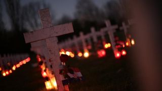 Vukovar: Lampioni osvjetljavaju 938 bijelih križeva na Memorijalnom groblju. Foto: Grgur Žućko/PIXSELL Vukovar: Lampioni osvjetljavaju 938 bijelih križeva na Memorijalnom groblju. Foto: Grgur Žućko/PIXSELL