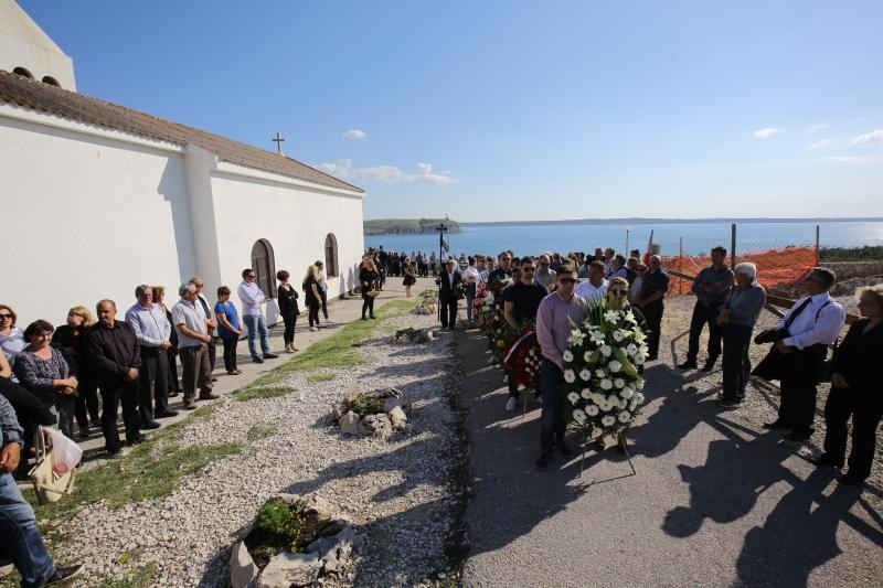 Mirko Miočić ispraćen na posljednji počinak na mjesnom groblju u Rtini Mirko Miočić ispraćen na posljednji počinak na mjesnom groblju u Rtini