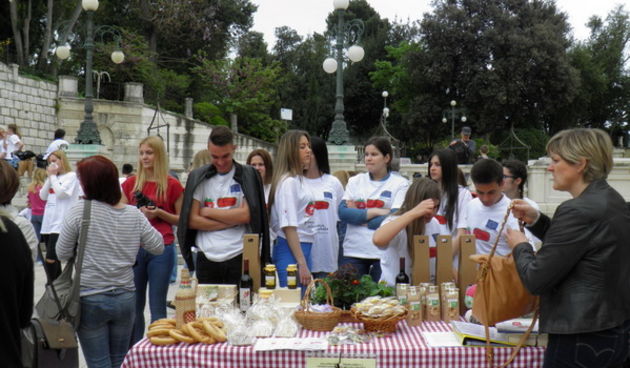 Trg Petra Zoranića: Učenici i profesori PPV Stanka Ožanića predstavili rezultate projekta “Primjena inovativnih metoda podučavanja i komunikacije sukladno smjernicama ruralnog razvoja”