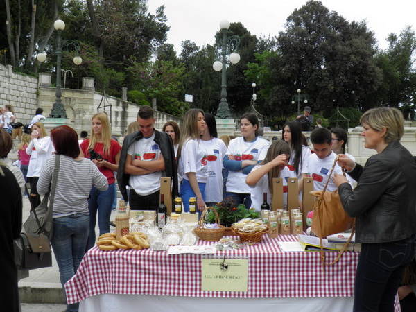 Trg Petra Zoranića: Učenici i profesori PPV Stanka Ožanića predstavili rezultate projekta “Primjena inovativnih metoda podučavanja i komunikacije sukladno smjernicama ruralnog razvoja”