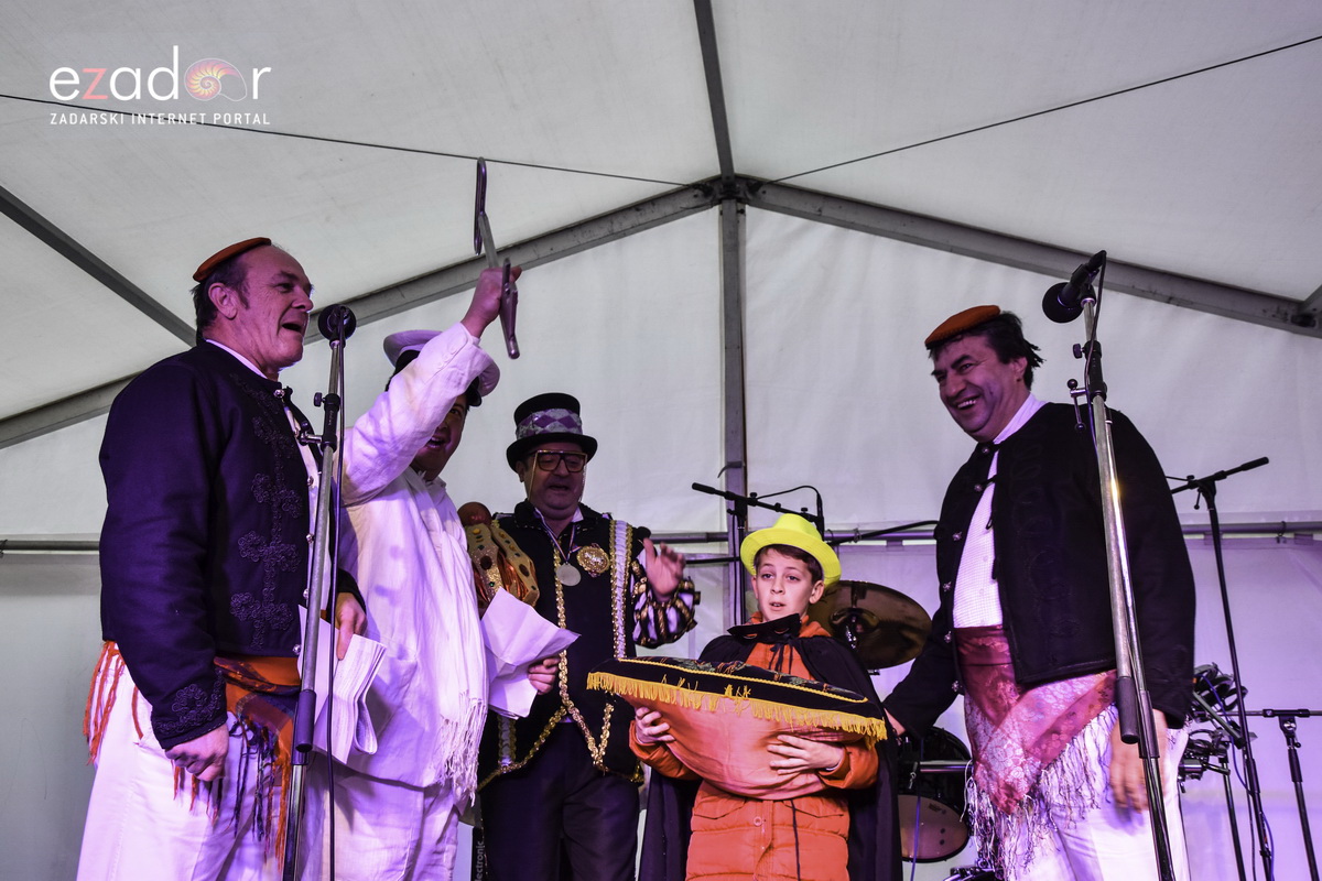 Paški zimski karneval 2018: Karnevalska povorka prošla ulicama grada do Pijace