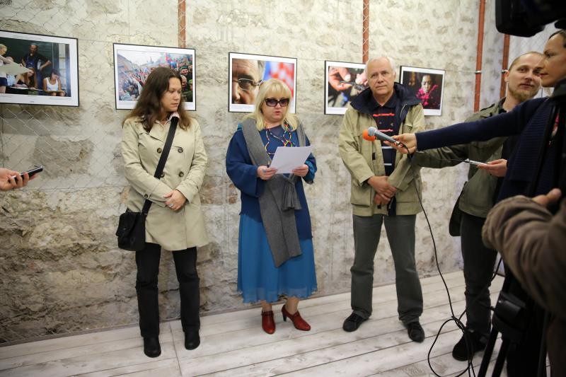 21.10.2013., Zadar – U Knezevoj palaci otvorena je izlozba Hrvatske novinske fotografije 2012. Photo: Filip Brala/PIXSELL 21.10.2013., Zadar – U Knezevoj palaci otvorena je izlozba Hrvatske novinske fotografije 2012. Photo: Filip Brala/PIXSELL