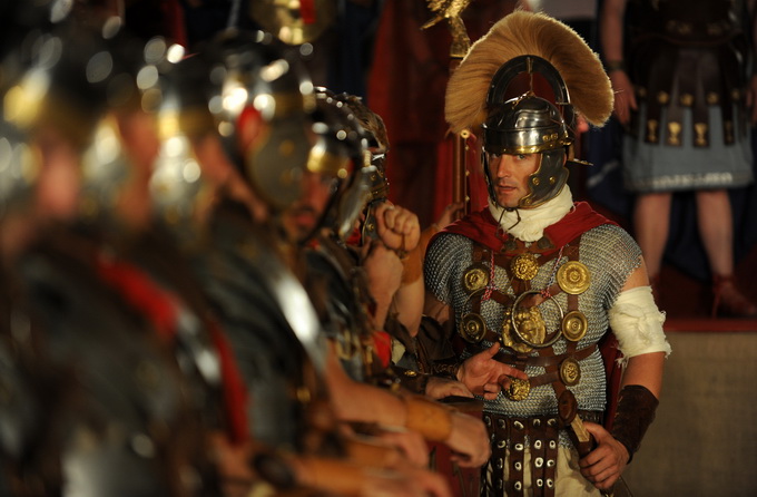 Split, 200812.
Tradicionalni “Dani Dioklecijana” koji se u Splitu uprilicuju zadnjih godina dozivljavaju svoju ekspanziju svake godine pa se tako i na vecerasnjoj manifestaciji zatvaranja natiskao prepun Peristil gdje se car Dioklecijan oprostio od svojih Split, 200812.
Tradicionalni “Dani Dioklecijana” koji se u Splitu uprilicuju zadnjih godina dozivljavaju svoju ekspanziju svake godine pa se tako i na vecerasnjoj manifestaciji zatvaranja natiskao prepun Peristil gdje se car Dioklecijan oprostio od svojih