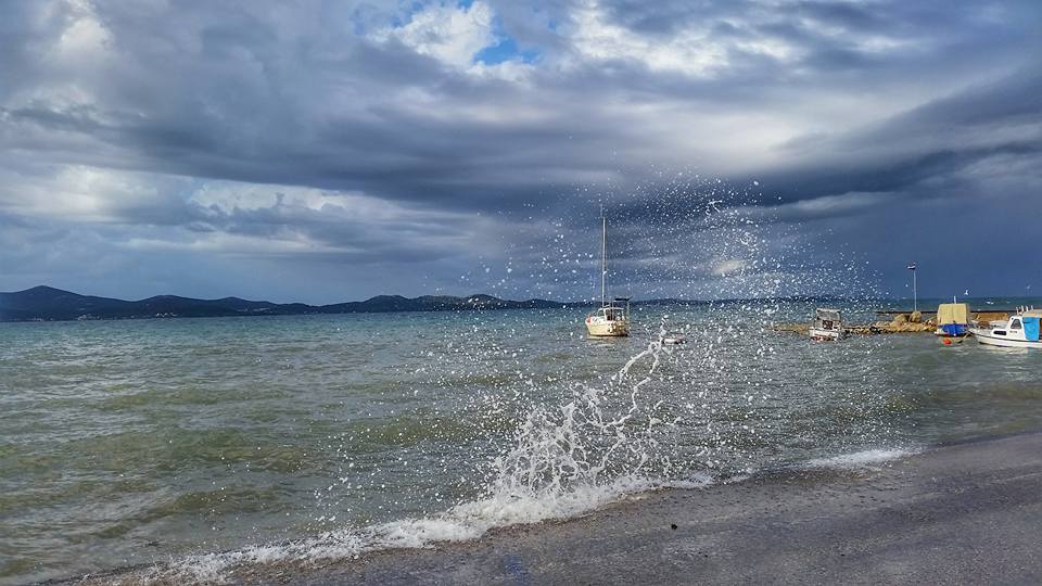 Orkanski Lebić bacao barke po cesti. Foto: Mladen Malik