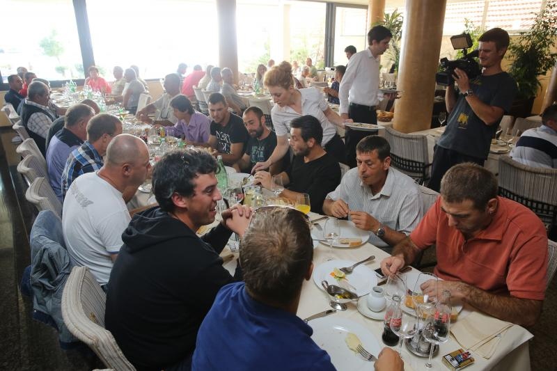 Zadar – Poznati zadarski ugostitelj Erik Pavin na rucak je pozvao djelatnike Cistoce koji su mogli gustati u vrhunskom ribljem meniju. Photo: Filip Brala/PIXSEL Zadar – Poznati zadarski ugostitelj Erik Pavin na rucak je pozvao djelatnike Cistoce koji su mogli gustati u vrhunskom ribljem meniju. Photo: Filip Brala/PIXSEL