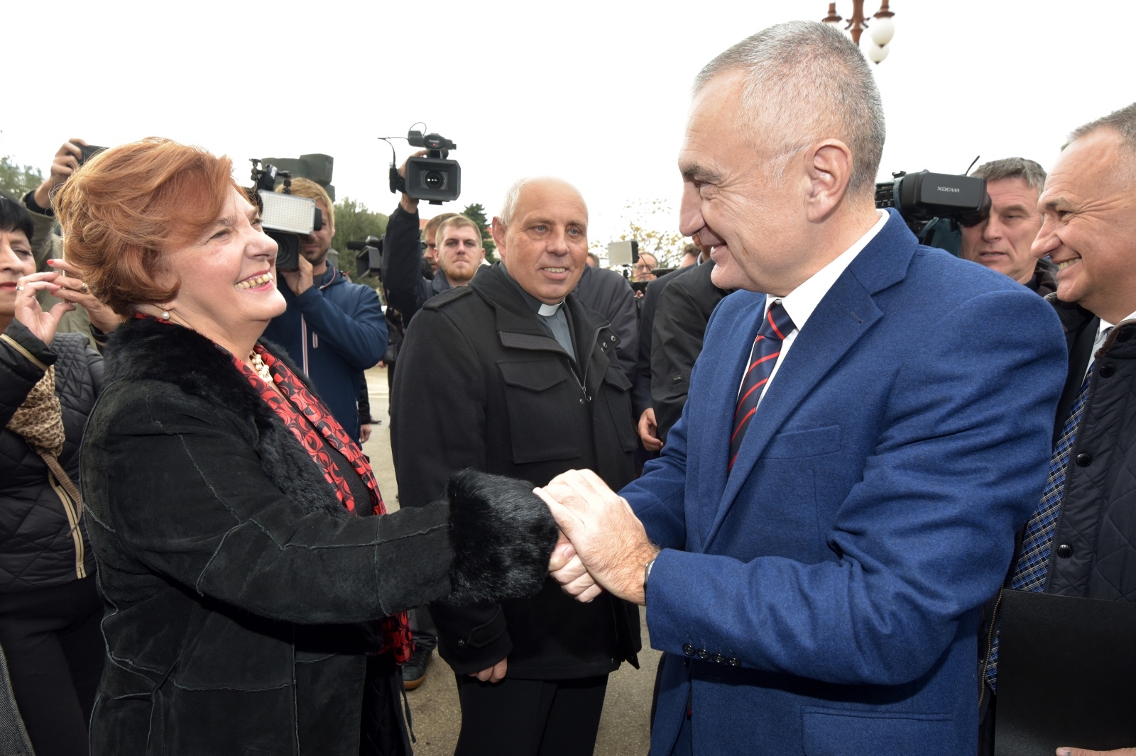 Kolinda Grabar Kitarović s albanskim predsjednikom susrela se sa stanovnicima Arbanasa Kolinda Grabar Kitarović s albanskim predsjednikom susrela se sa stanovnicima Arbanasa