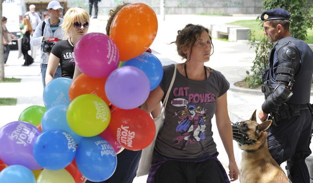 Split, 110611.
U Splitu se po prvi put odrzava Gay Pride koji organiziraju udruge Kontra, Iskorak i Domine. Povorka ponosa LGBT, prva izvan Zagreba, prolazi od Djardina preko Marmontove ulice i Rive do Peristila gdje je predvidjen prigodni programa.
Na sl