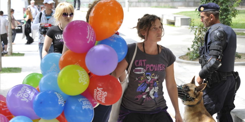 Split, 110611.
U Splitu se po prvi put odrzava Gay Pride koji organiziraju udruge Kontra, Iskorak i Domine. Povorka ponosa LGBT, prva izvan Zagreba, prolazi od Djardina preko Marmontove ulice i Rive do Peristila gdje je predvidjen prigodni programa.
Na sl Split, 110611.
U Splitu se po prvi put odrzava Gay Pride koji organiziraju udruge Kontra, Iskorak i Domine. Povorka ponosa LGBT, prva izvan Zagreba, prolazi od Djardina preko Marmontove ulice i Rive do Peristila gdje je predvidjen prigodni programa.
Na sl