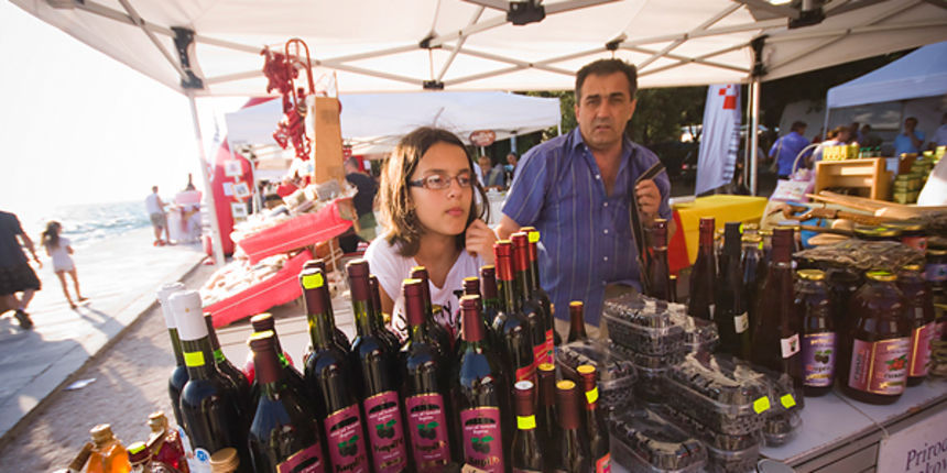 Zadarska riva : Akcija “Kupujmo hrvatsko” (foto:Saša Čuka) Zadarska riva : Akcija “Kupujmo hrvatsko” (foto:Saša Čuka)