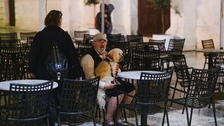 Kiša je potopila ulice grada. Jesen je stigla u svom svojem sjaju