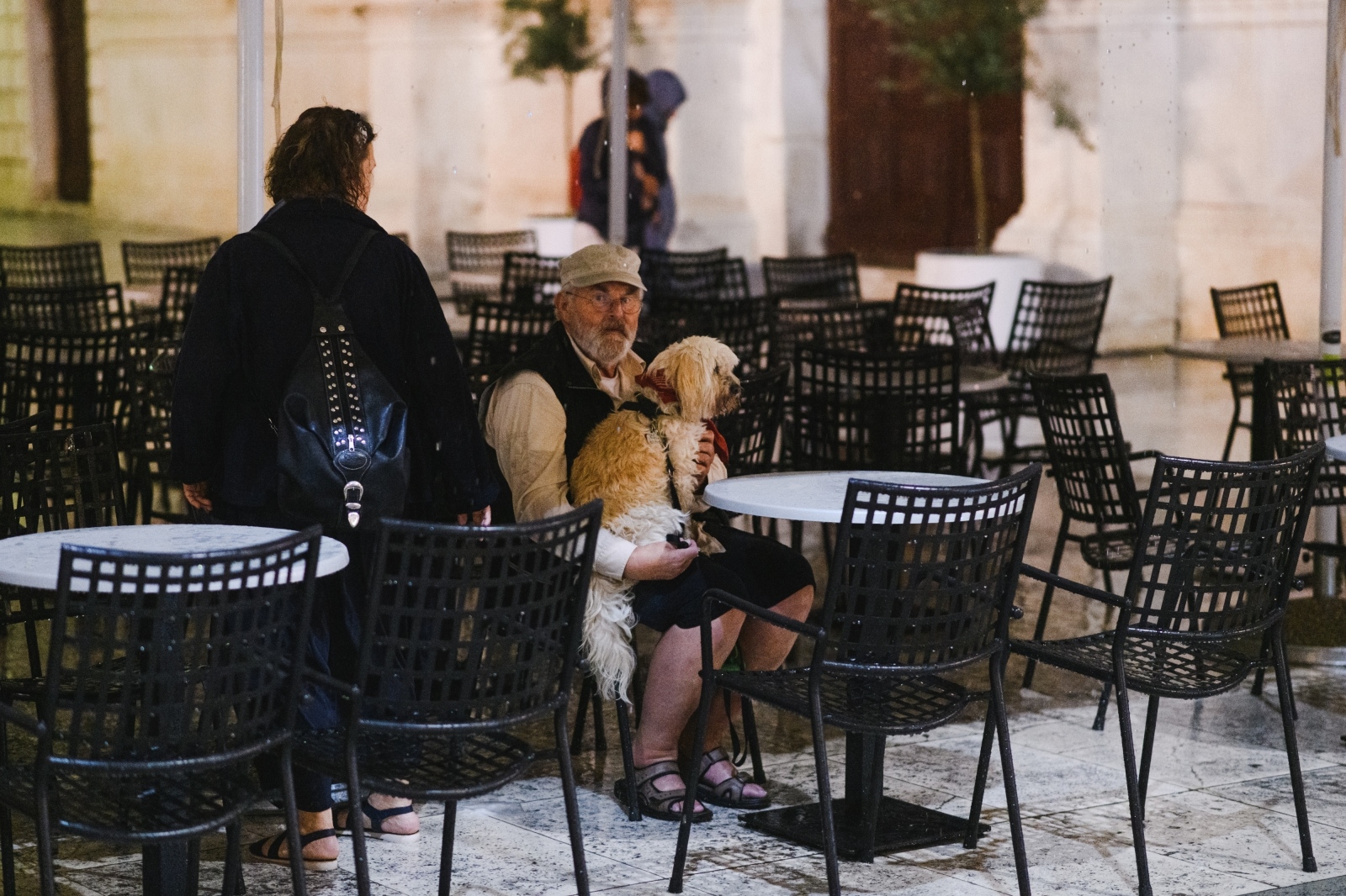 Kiša je potopila ulice grada. Jesen je stigla u svom svojem sjaju