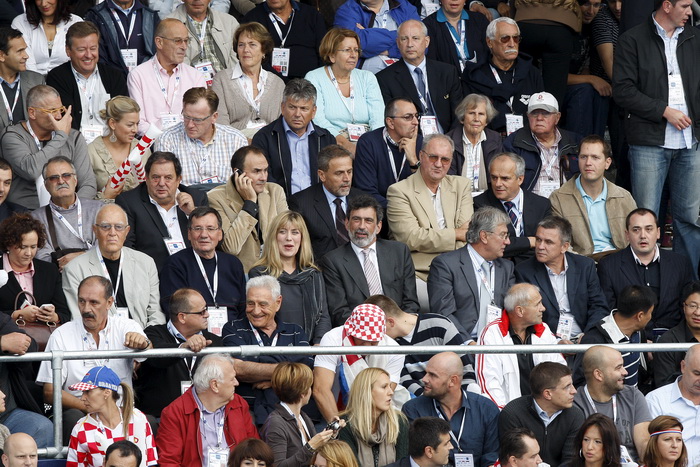 Zagreb, 090910.
Bazen Mladosti na Savi.
29. Europsko prvenstvo u vaterpolu,
Polufinalna utakmica Hrvatska -Srbija.
Na slici: Poznati  u gledalistu..
Foto: Goran Mehkek / CROPIX