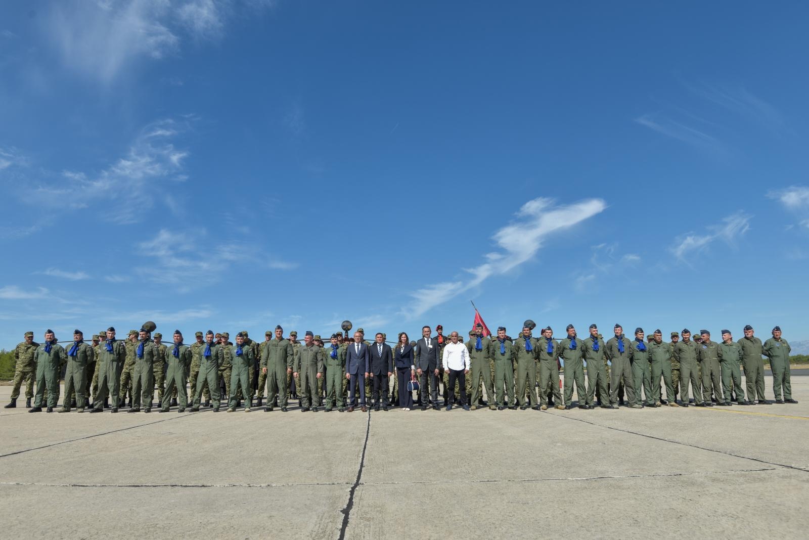 Svečanost povodom završetka obuke pilota na helikopterima OH-58D Kiowa Warrior Svečanost povodom završetka obuke pilota na helikopterima OH-58D Kiowa Warrior