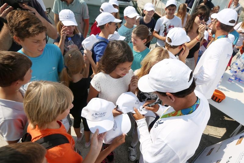 Zlatni olimpijci Fantela i Marenić družili se sa šibenskom djecom povodom dana jedrenja. Photo: Duško Jaramaz/PIXSELL Zlatni olimpijci Fantela i Marenić družili se sa šibenskom djecom povodom dana jedrenja. Photo: Duško Jaramaz/PIXSELL