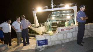 Jablanac, 170811.
U pomorskoj havariji trajekt Rapske plovidbe “Barbat” oko 18 sati, prilikom pristajanja u luku Jablanac ostao je bez pogona i udario u rivu koja je ujedno i mjesna plaza. Ozlijedjeno je sedam osoba. Ocevid je u tijeku.
Foto: Zeljko Sop /