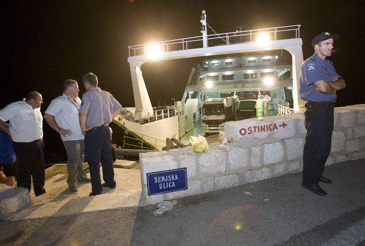 Jablanac, 170811.
U pomorskoj havariji trajekt Rapske plovidbe “Barbat” oko 18 sati, prilikom pristajanja u luku Jablanac ostao je bez pogona i udario u rivu koja je ujedno i mjesna plaza. Ozlijedjeno je sedam osoba. Ocevid je u tijeku.
Foto: Zeljko Sop /