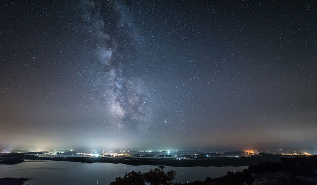 Spektakularno noćno nebo nad Vranskim jezerom
