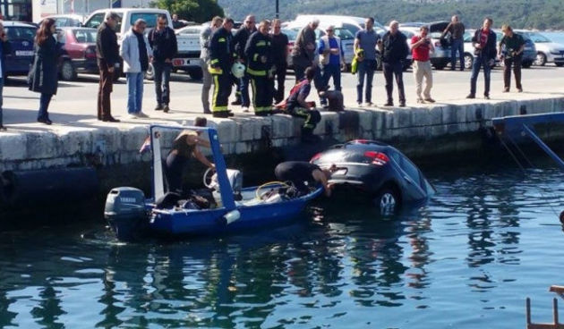 Auto upao u more, Foto i video: Sibenik.in Auto upao u more, Foto i video: Sibenik.in
