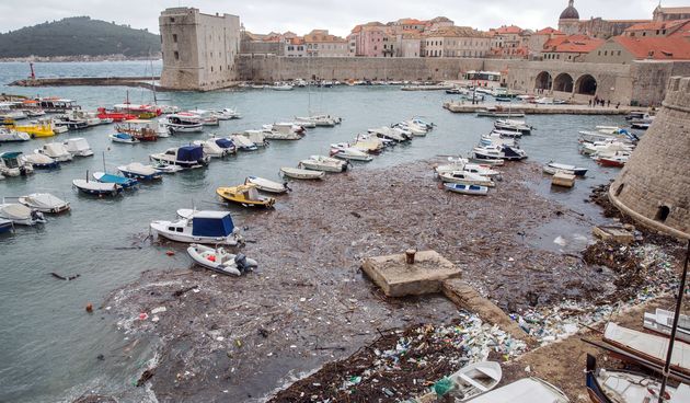 Zabrinjavajući prizori na plaži Banje: nanosi smeća za koje je odgovoran čovjek učinili obalu Dubrovnika neprepoznatljivom