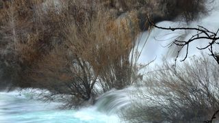 Vjetar raznoseći vodenu pjenu i sitne kapljice stvara poseban ugođaj u NP Krka